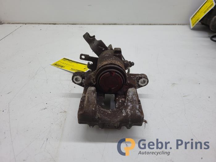 Usagé Etrier de frein avant droit Volkswagen Caddy III (2KA,2KH,2CA,2CH) 2.0 SDI Prix € 30,25 Prix TTC proposé par Autorec. Gebr. Prins b.v.
