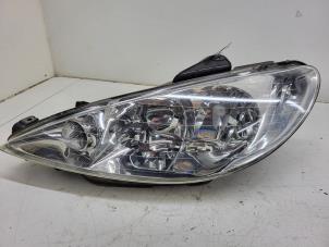 Usados Faro izquierda Peugeot 206 (2A/C/H/J/S) 1.4 XR,XS,XT,Gentry Precio € 30,00 Norma de margen ofrecido por Autorec. Gebr. Prins b.v.