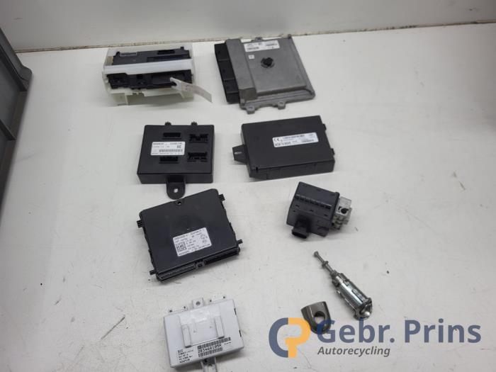 Used Ignition lock + computer Renault Captur I (2R) 0.9 Energy TCE 12V Price € 150,00 Margin scheme offered by Autorec. Gebr. Prins b.v.
