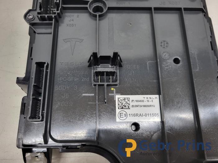 Body control computer Tesla Model 3 RWD 60 kWh - 183463210E 3D7