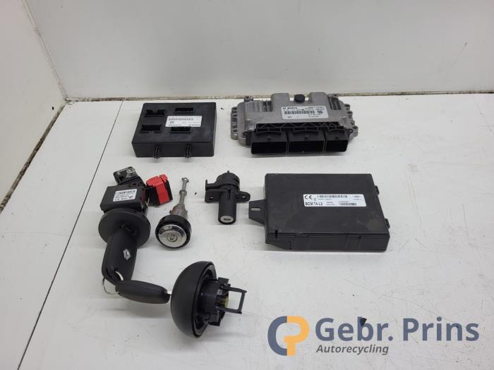 Used Ignition lock + computer Renault Twingo III (AH) 1.0 SCe 70 12V Price € 125,00 Margin scheme offered by Autorec. Gebr. Prins b.v.