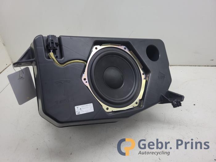Gebrauchte Subwoofer Tesla Model X 90D Preis € 100,00 Margenregelung angeboten von Autorec. Gebr. Prins b.v.