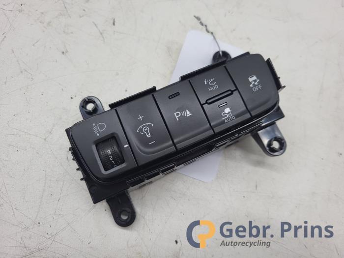 Używane Przelacznik Hyundai Kona (OS) 64 kWh Cena € 30,00 Procedura marży oferowane przez Autorec. Gebr. Prins b.v.