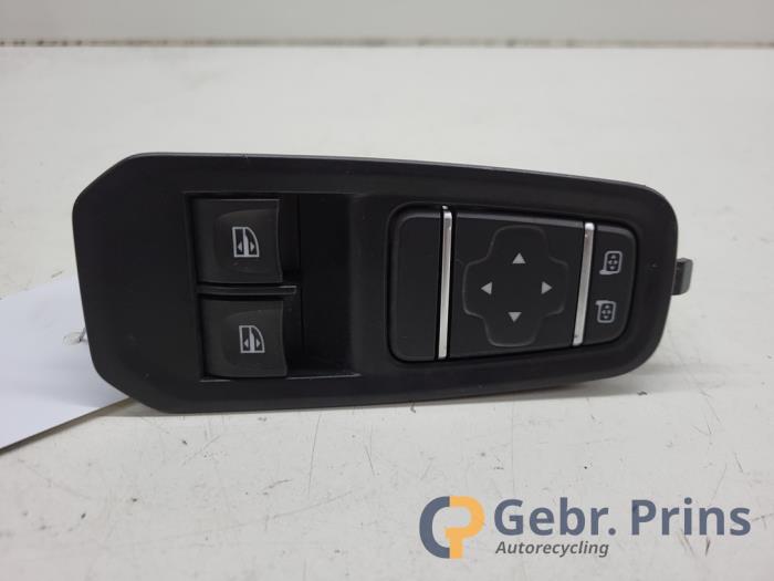 Usados Interruptor de ventanilla eléctrica Renault Trafic (1FL/2FL/3FL/4FL) 2.0 dCi 16V 130 Precio € 30,25 IVA incluido ofrecido por Autorec. Gebr. Prins b.v.