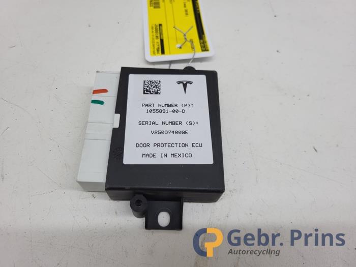Usados Módulo de confort Tesla Model X 90D Precio € 25,00 Norma de margen ofrecido por Autorec. Gebr. Prins b.v.