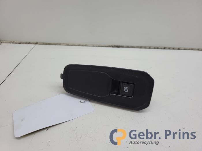 Usados Interruptor de ventanilla eléctrica Renault Trafic (1FL/2FL/3FL/4FL) 2.0 dCi 16V 130 Precio € 12,10 IVA incluido ofrecido por Autorec. Gebr. Prins b.v.