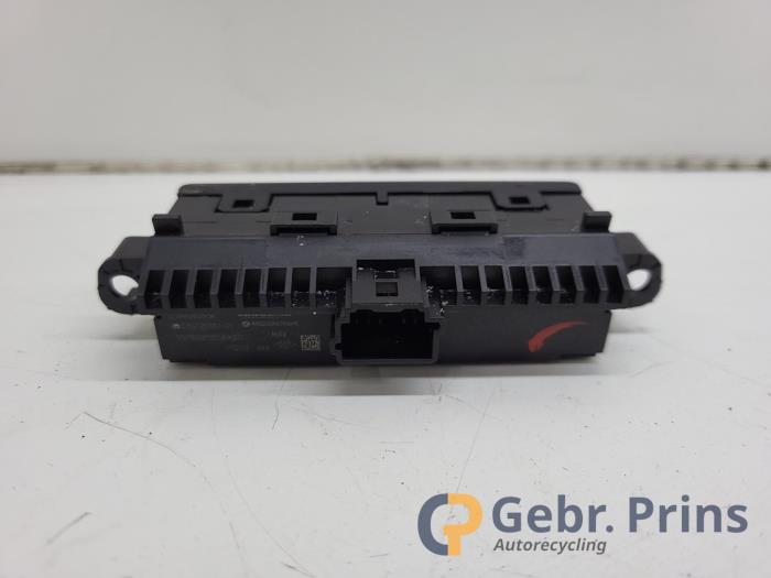 Używane Przelacznik reflektora LHV Renault Trafic (1FL/2FL/3FL/4FL) 2.0 dCi 16V 130 Cena € 18,15 Z VAT oferowane przez Autorec. Gebr. Prins b.v.
