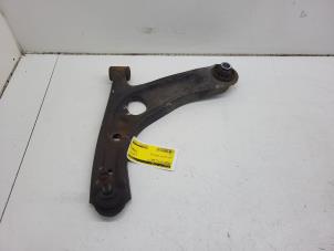 Gebrauchte Querlenker unten links vorne Peugeot 107 1.0 12V Preis € 30,00 Margenregelung angeboten von Autorec. Gebr. Prins b.v.