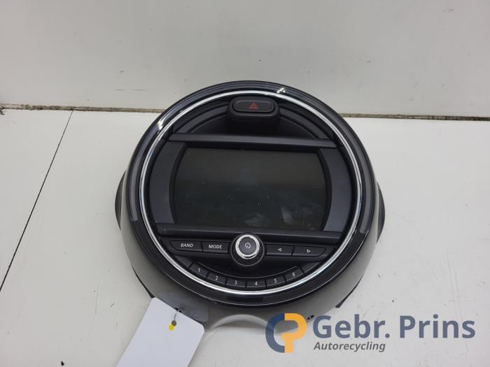 Używane Panel obslugi radia Mini Mini (F56) 1.5 12V Cooper Cena € 75,00 Procedura marży oferowane przez Autorec. Gebr. Prins b.v.