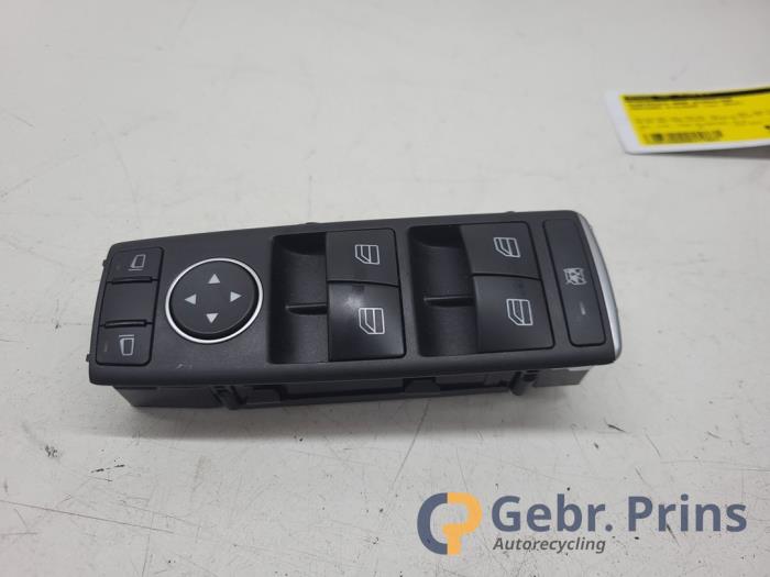 Usados Interruptor de ventanilla eléctrica Mercedes B (W246/W242) 1.6 B-180 BlueEFFICIENCY Turbo 16V Precio € 40,00 Norma de margen ofrecido por Autorec. Gebr. Prins b.v.