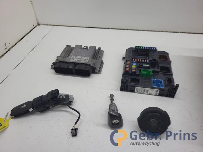 Used Ignition lock + computer Peugeot 308 (L3/L8/LB/LH/LP) 1.6 BlueHDi 120 Price € 150,00 Margin scheme offered by Autorec. Gebr. Prins b.v.