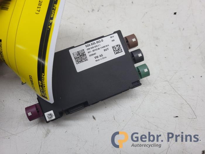 Begagnade USB-modul Volkswagen Polo VI (AW1) 1.0 TSI 12V Pris € 20,00 Marginaltabell erbjuds av Autorec. Gebr. Prins b.v.