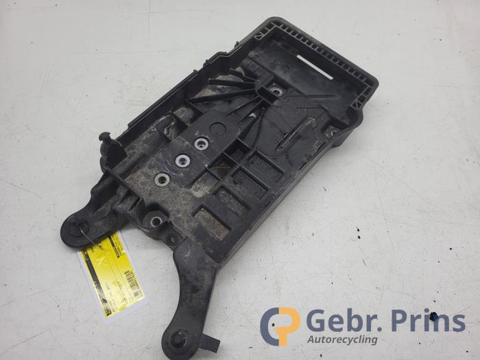 Begagnade Batterilåda Volkswagen Polo VI (AW1) 1.0 TSI 12V Pris € 15,00 Marginaltabell erbjuds av Autorec. Gebr. Prins b.v.