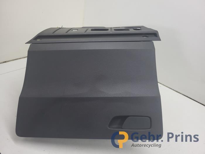 Begagnade Handskfack Audi Q2 (GAB/GAG) 1.0 TFSI 12V Pris € 30,00 Marginaltabell erbjuds av Autorec. Gebr. Prins b.v.