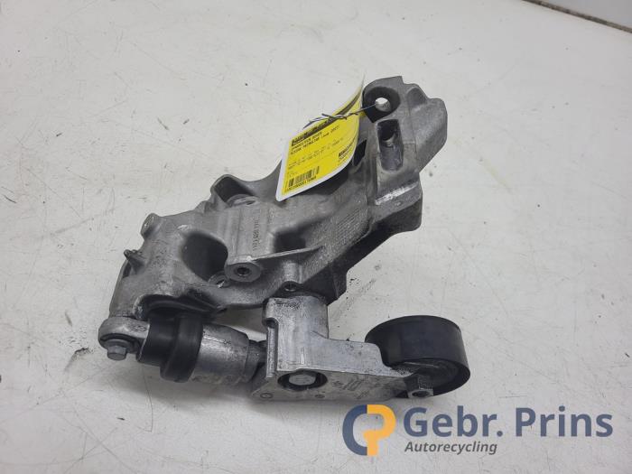 Gebrauchte Dynamostütze oben Nissan Primastar 2.0 dCi 150 Preis € 30,25 Mit Mehrwertsteuer angeboten von Autorec. Gebr. Prins b.v.