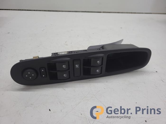Usados Interruptor de ventanilla eléctrica Fiat Punto III (199) 0.9 TwinAir Precio € 30,00 Norma de margen ofrecido por Autorec. Gebr. Prins b.v.