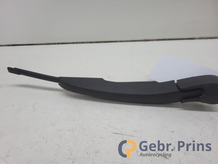 Rear wiper blade arm