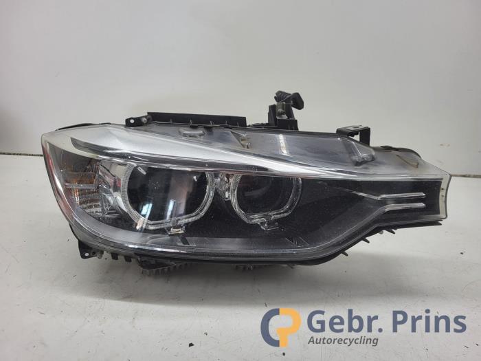 Używane Reflektor prawy BMW 3 serie Touring (F31) 330d 3.0 24V Cena € 500,00 Procedura marży oferowane przez Autorec. Gebr. Prins b.v.