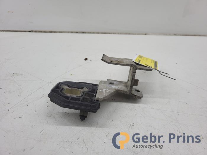 Radiator mount bracket