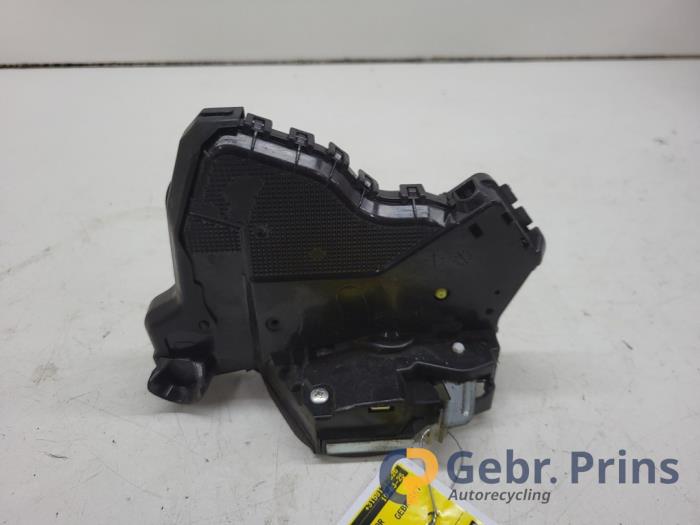 Begagnade Dörrlåsmekanism, 4-dörrars, höger fram Lexus CT 200h 1.8 16V Pris € 35,00 Marginaltabell erbjuds av Autorec. Gebr. Prins b.v.