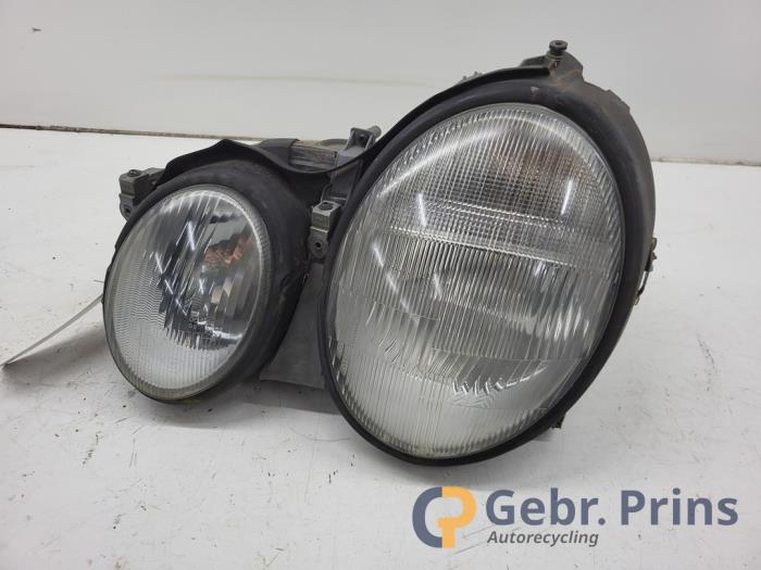 Używane Reflektor prawy Mercedes CLK (C208) 2.0 200K Evo 16V Cena € 50,00 Procedura marży oferowane przez Autorec. Gebr. Prins b.v.