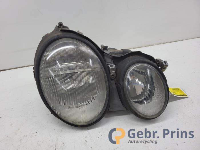 Używane Reflektor lewy Mercedes CLK (C208) 2.0 200K Evo 16V Cena € 50,00 Procedura marży oferowane przez Autorec. Gebr. Prins b.v.