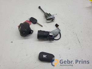 Begagnade Tändningslås + nyckel Peugeot 208 I (CA/CC/CK/CL) 1.2 12V e-THP PureTech 110 Pris € 35,00 Marginaltabell erbjuds av Autorec. Gebr. Prins b.v.