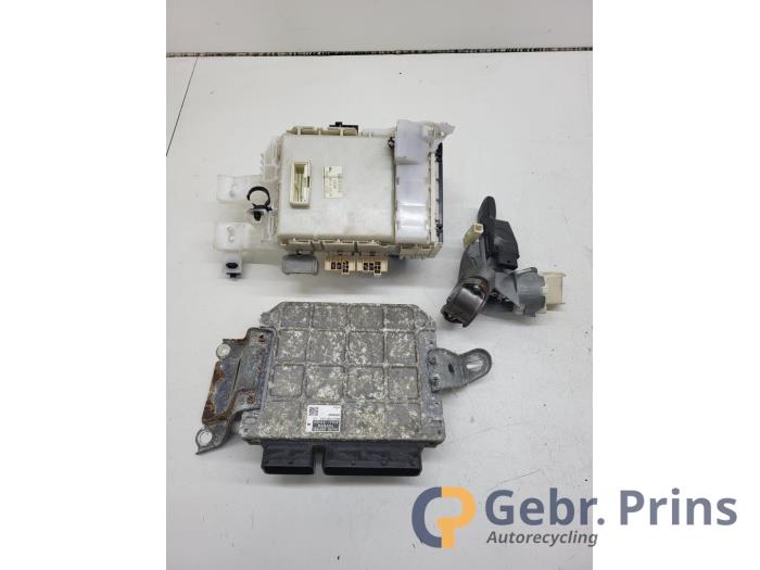 Used Ignition lock + computer Toyota Yaris II (P9) 1.3 16V VVT-i Price € 100,00 Margin scheme offered by Autorec. Gebr. Prins b.v.