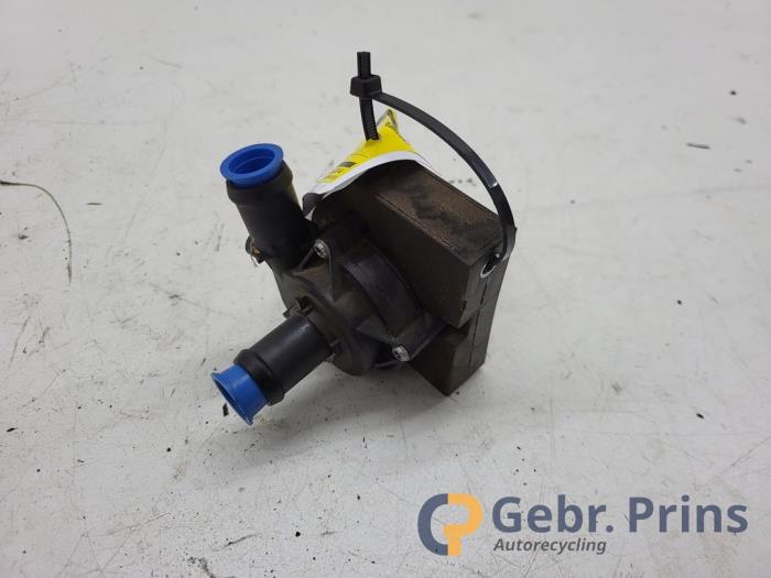Begagnade Extra vattenpump Seat Ibiza IV SC (6J1) 1.0 EcoTSI 12V Pris € 25,00 Marginaltabell erbjuds av Autorec. Gebr. Prins b.v.