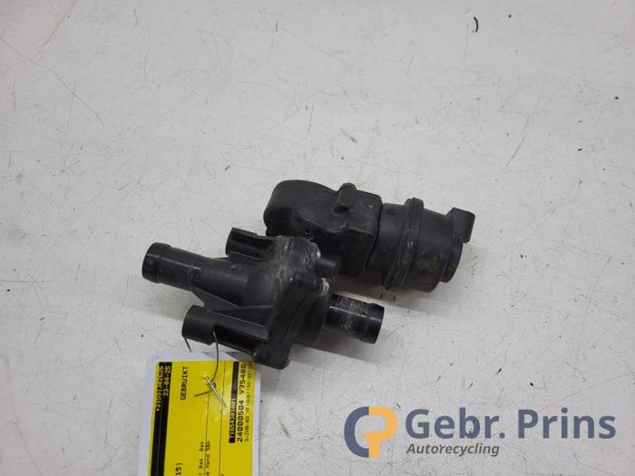 Begagnade Vattenpump Renault Twingo III (AH) 1.0 SCe 70 12V Pris € 30,00 Marginaltabell erbjuds av Autorec. Gebr. Prins b.v.