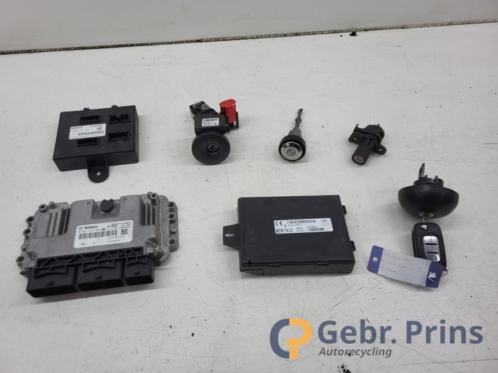 Used Ignition lock + computer Renault Twingo III (AH) 1.0 SCe 70 12V Price € 125,00 Margin scheme offered by Autorec. Gebr. Prins b.v.
