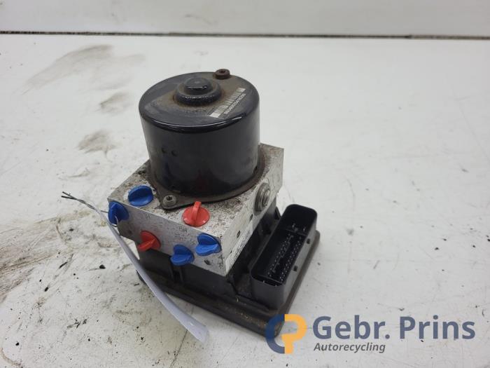 Usagé Bloc ABS Opel Zafira (M75) 2.2 16V Direct Ecotec Prix € 60,00 Règlement à la marge proposé par Autorec. Gebr. Prins b.v.