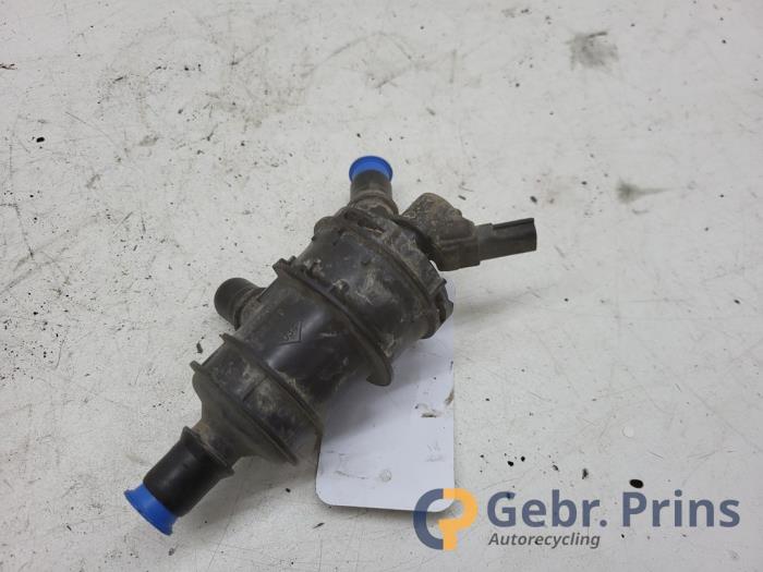 Usagé Pompe à eau Renault Kangoo Express (FW) 1.5 dCi 95 Prix € 60,50 Prix TTC proposé par Autorec. Gebr. Prins b.v.