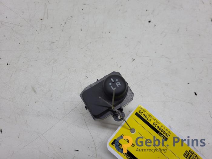 Używane Przelacznik lusterka Daihatsu Cuore (L251/271/276) 1.0 12V DVVT Cena € 10,00 Procedura marży oferowane przez Autorec. Gebr. Prins b.v.