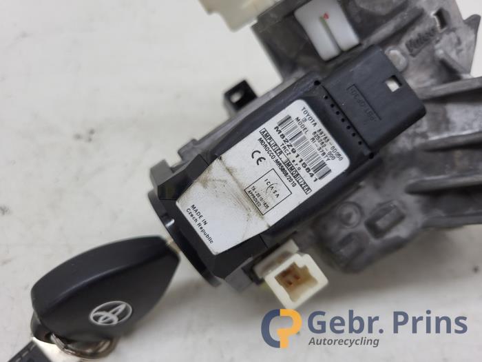 Usagé Kit serrure Toyota Yaris III (P13) 1.33 16V Dual VVT-I Prix € 35,00 Règlement à la marge proposé par Autorec. Gebr. Prins b.v.