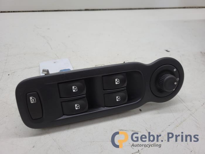 Usados Interruptor de ventanilla eléctrica Renault Modus/Grand Modus (JP) 1.6 16V Precio € 20,00 Norma de margen ofrecido por Autorec. Gebr. Prins b.v.