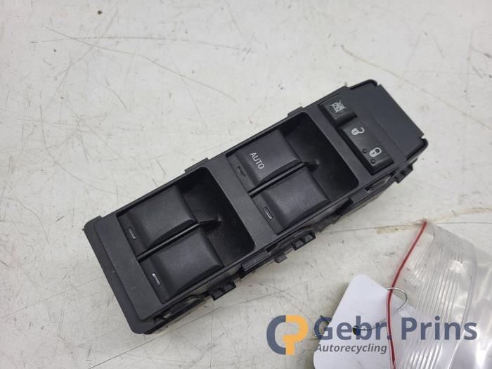 Usados Interruptor de ventanilla eléctrica Dodge Caliber 1.8 16V Precio € 30,00 Norma de margen ofrecido por Autorec. Gebr. Prins b.v.