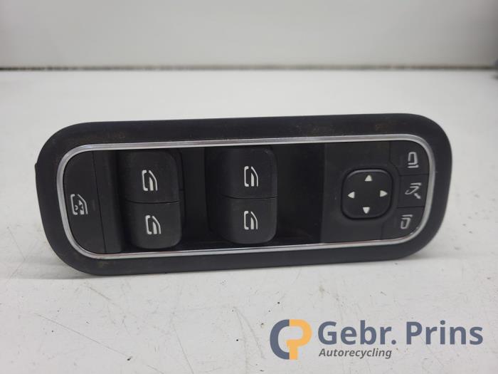 Usados Interruptor de ventanilla eléctrica Mercedes A (177.0) 1.5 A-180d Precio € 40,00 Norma de margen ofrecido por Autorec. Gebr. Prins b.v.