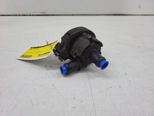 Usados Bomba de agua adicional Volkswagen Caddy IV 2.0 TDI 102 Precio € 30,25 IVA incluido ofrecido por Autorec. Gebr. Prins b.v.