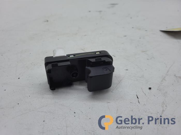Usados Interruptor de ventanilla eléctrica Mazda 2 (DJ/DL) 1.5 SkyActiv-G 90 Precio € 10,00 Norma de margen ofrecido por Autorec. Gebr. Prins b.v.