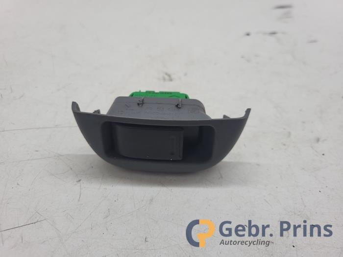 Usados Interruptor de ventanilla eléctrica Citroen C1 1.0 12V Precio € 10,00 Norma de margen ofrecido por Autorec. Gebr. Prins b.v.