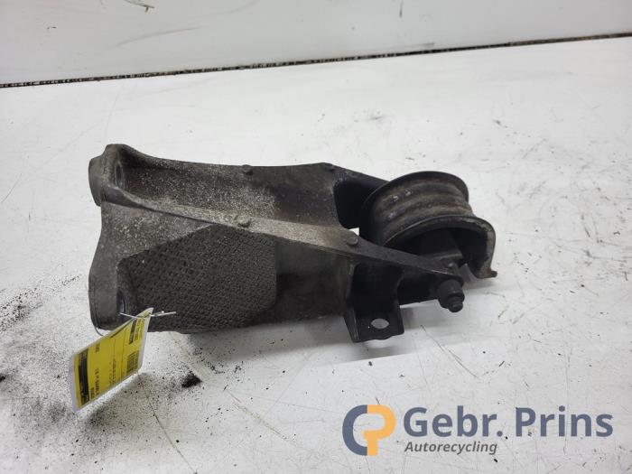 Engine mount from a Volkswagen Transporter/Caravelle T5 2.0 TDI DRF 2011