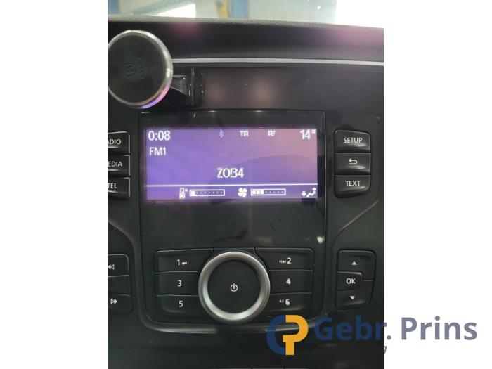Używane Radio Renault Megane IV Estate (RFBK) 1.5 Energy dCi 110 Cena € 200,00 Procedura marży oferowane przez Autorec. Gebr. Prins b.v.