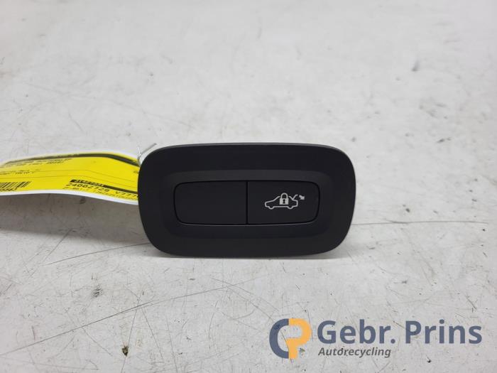 Gebrauchte Schalter Heckklappe Volvo S60 III (ZS) 2.0 T5 16V Preis € 20,00 Margenregelung angeboten von Autorec. Gebr. Prins b.v.