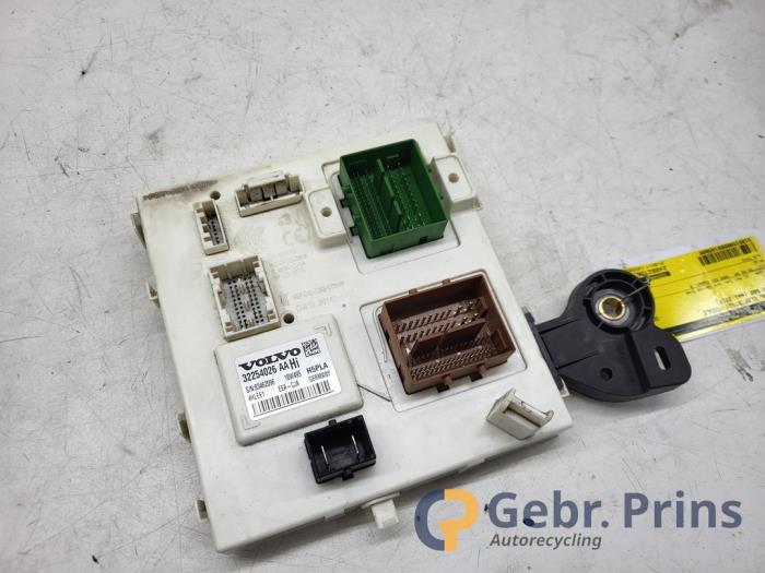 Usados Módulo electrónico central Volvo S60 III (ZS) 2.0 T5 16V Precio € 250,00 Norma de margen ofrecido por Autorec. Gebr. Prins b.v.