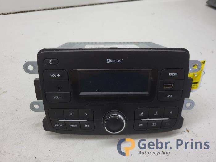 Używane Radio Dacia Lodgy (JS/SD0J) 1.3 TCE 130 16V Cena € 75,00 Procedura marży oferowane przez Autorec. Gebr. Prins b.v.