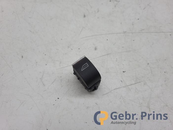 Usados Interruptor de ventanilla eléctrica Ford Fiesta 6 (JA8) 1.0 EcoBoost 12V 100 Precio € 10,00 Norma de margen ofrecido por Autorec. Gebr. Prins b.v.