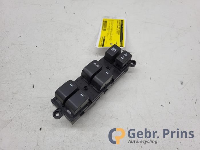 Usados Interruptor de ventanilla eléctrica Suzuki Vitara (LY/MY) 1.6 16V VVT Precio € 35,00 Norma de margen ofrecido por Autorec. Gebr. Prins b.v.