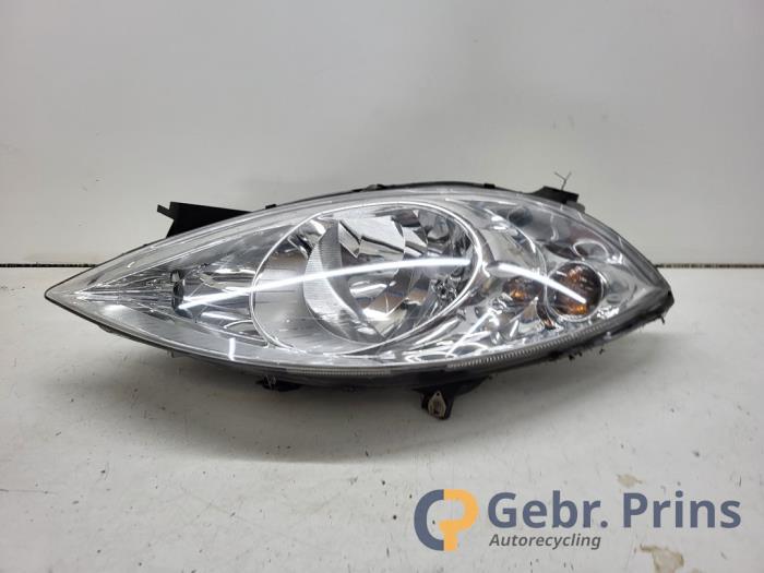 Używane Reflektor lewy Mercedes A (W169) 2.0 A-160 CDI 16V 5-Drs. Cena € 50,00 Procedura marży oferowane przez Autorec. Gebr. Prins b.v.
