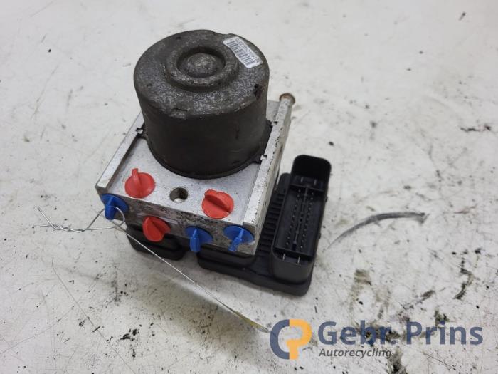 Begagnade ABS-pump Opel Agila (A) 1.2 16V Twin Port Pris € 40,00 Marginaltabell erbjuds av Autorec. Gebr. Prins b.v.